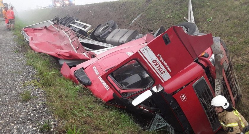 Autostrada A1: Ciężarówka przewożąca metalowe rurki wpadła do rowu