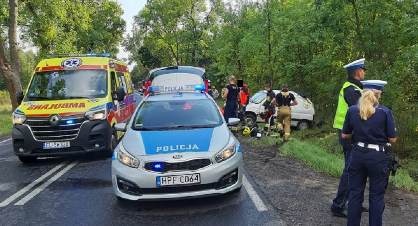 Policja ustala, dlaczego kierowca peugetoa na zakręcie zjechał do rowu. 66-latek zginął na miejscu