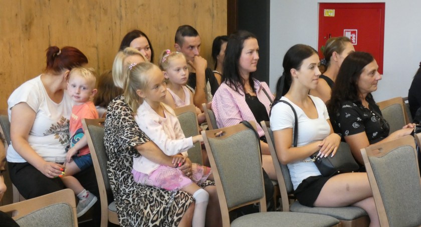 Energetyczne tornistry rozdane. Pierwszakom wręczali je prezydent Ferenc, Lucyna Zyberyng i dyrektor Barszcz