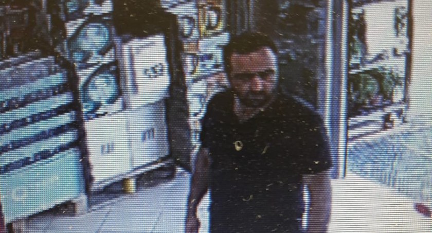 Policja prosi o pomoc w poszukiwaniu mężczyzn, którzy dokonali kradzieży w sklepie Dino