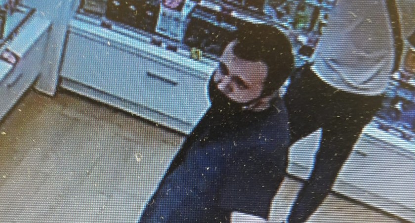 Wszedł do drogerii w galerii Radomsko, nie zapłacił za towar. Policja szuka złodzieja
