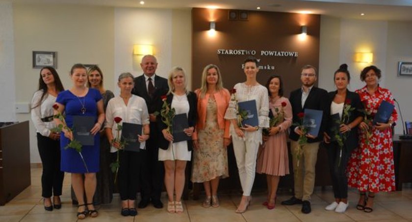 Awanse radomszczańskich nauczycieli. W starostwie wręczono osiem nominacji 