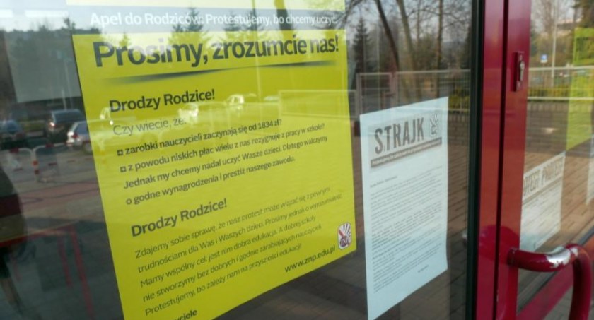 W czwartek 1 września rozpoczęcie roku szkolnego. Będą akademie i oflagowane szkoły. Nauczyciele walczą o podwyżki 