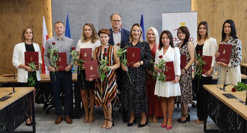 Dziesięcioro pedagogów odebrało akty mianowania na nauczyciela mianowanego