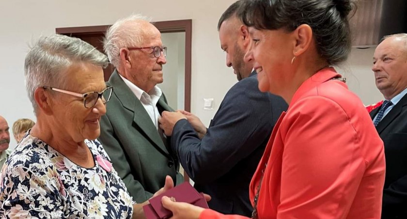 Jedenaście par małżeńskich z gminy Ładzice odebrało medale za długoletnie pożycie 