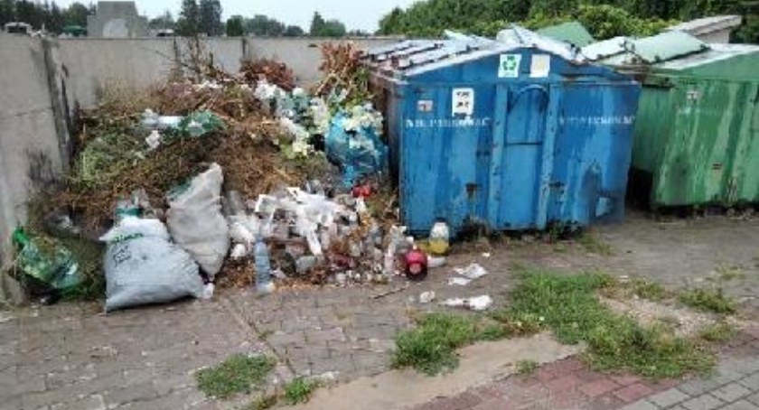 Mieszkaniec gminy Kobiele Wielkie: Śmieci na cmentarzu ciągle leżą, a ksiądz wciąż bierze pieniądze
