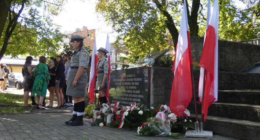83. rocznica wybuchu II wojny światowej. Pod pomnikiem Grobem Nieznanego Żołnierza złożono kwiaty