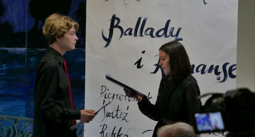 [ZDJĘCIA] Narodowe czytanie w bibliotece. W tym roku „Ballady i romanse” Adama Mickiewicza. Zaczęło się 