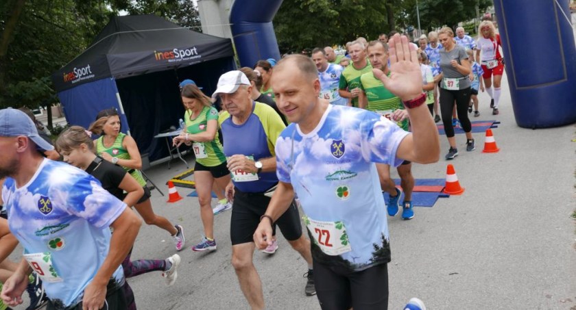 [ZDJĘCIA] Sportowe emocje w Kamieńsku. Na starcie siódmej na dystansie 10 km ponad 100 biegaczy