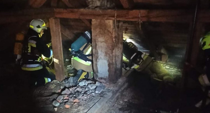 Pożar domu w Gomunicach. Dyżurny wysłał na miejsce kilka zastępów straży