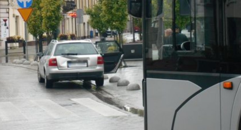 Kolizja na Reymonta. Deszczowa aura nie sprzyja kierowcom