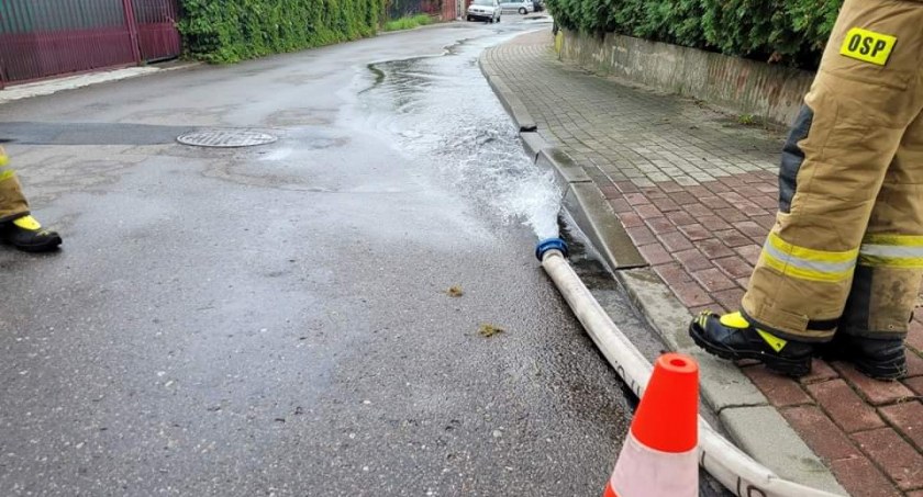 Strażacy z Kamieńska najpierw wypompowali wodę z piwnicy, potem usunęli powalone drzewo 