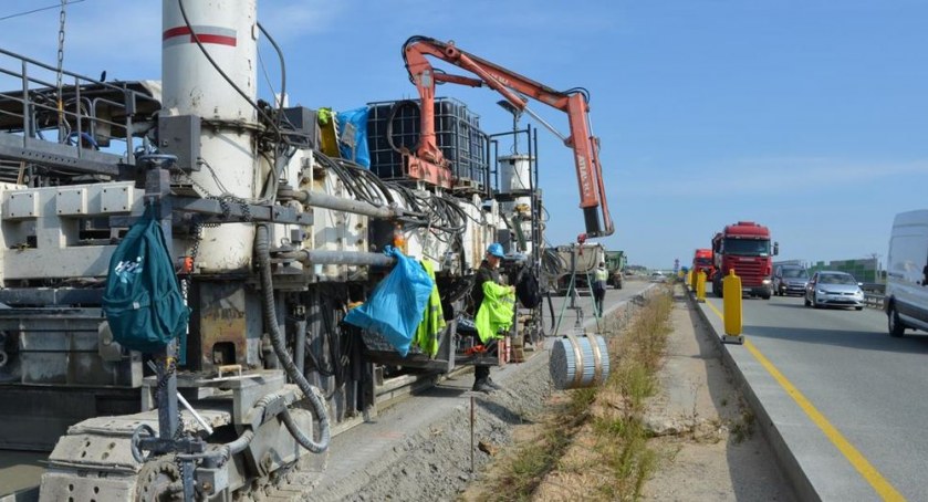 Finał układania betonowej nawierzchni na autostradzie A1. Teraz beton schnie