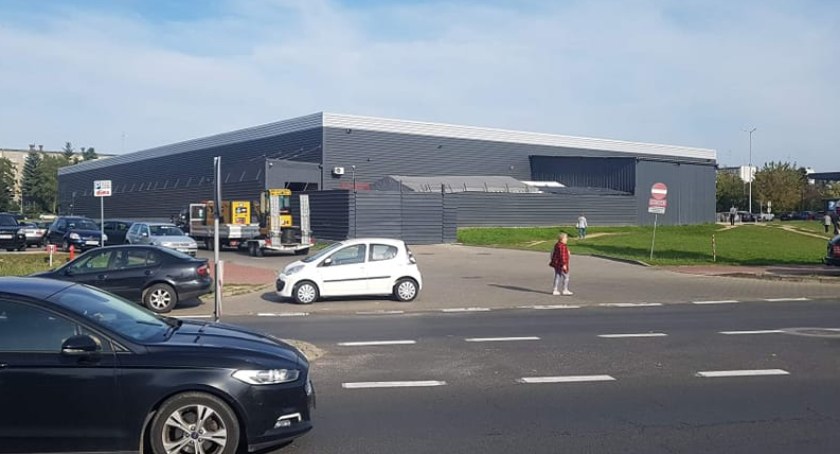 Radomszczanin: Pani zaparkowała w wjeździe do Dino i poszła do szpitala