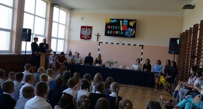 Szkoła w Pławnie prosi o wsparcie w związku z ważną uroczystością. Do nabycia są 