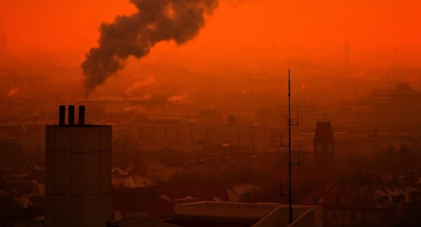 Palone śmieci zamiast węgla. Co nas czeka zimą? Najpewniej rekordowy smog