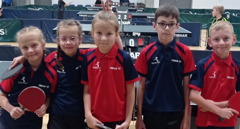 Nina Aleksiejeva na podium. Kolejny udany start tenisistów stołowych