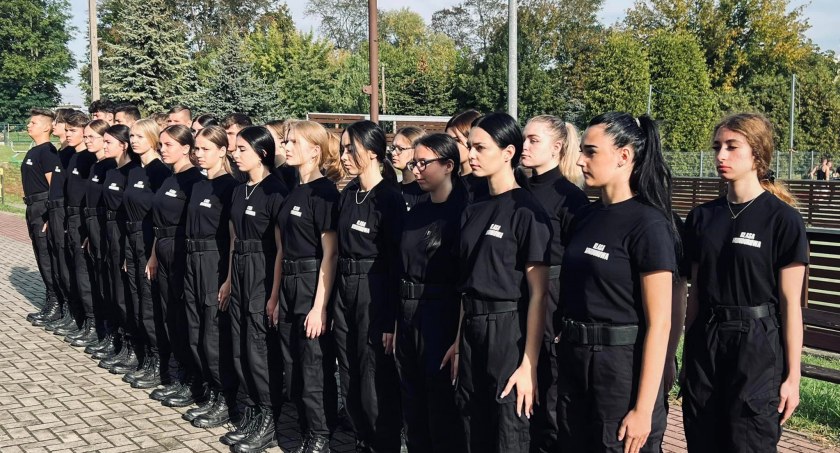 W prawo… zwrot! Lekcja musztry i kroku defiladowego w Mechaniku