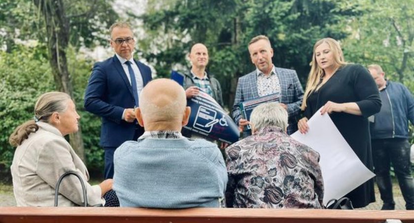 Członkowie radomszczańskiej Koalicji Obywatelskiej zbierali podpisy za wyższą rentą socjalną