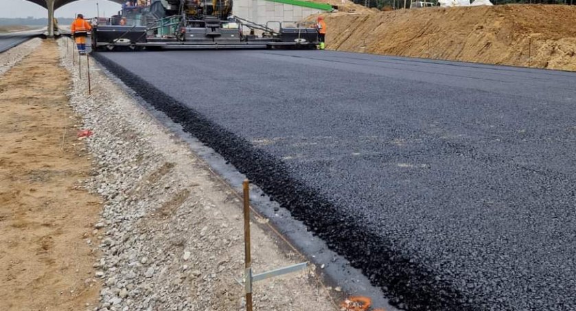 Zablokowana autostrada A1 między Kamieńskiem a Piotrkowem. Ciężarówka uderzyła w bariery 