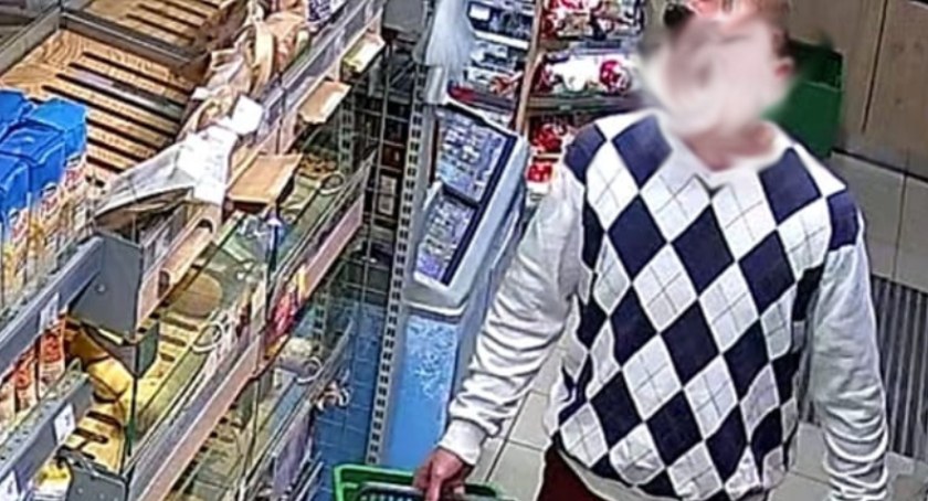 Mężczyzna zrobił zakupy w sklepie i „zapomniał