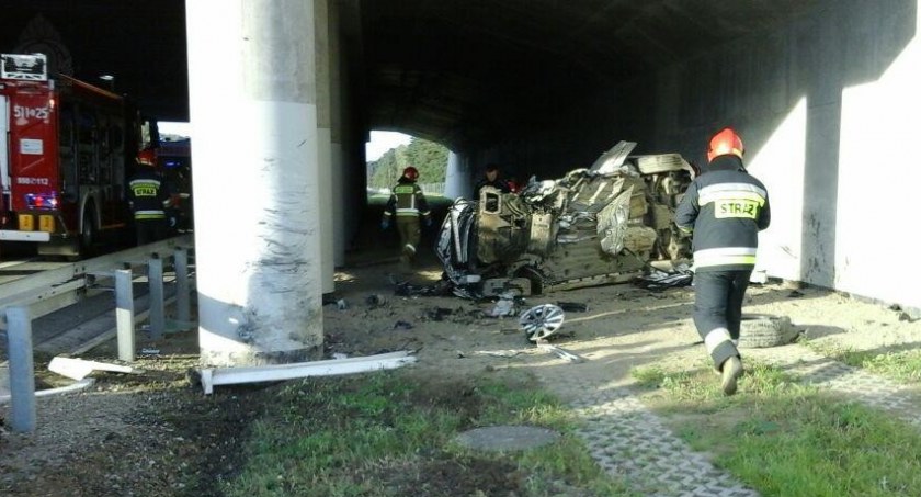 Auto uderzyło w filar wiaduktu. Na miejsce wysłano dwie jednostki straży pożarnej z Radomska 