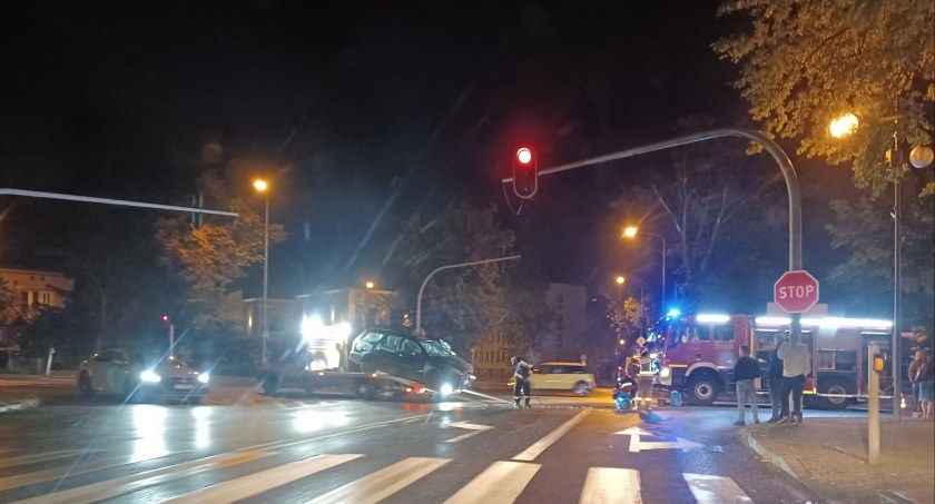 Zderzenie dwóch samochodów na skrzyżowaniu Narutowicza i Kościuszki