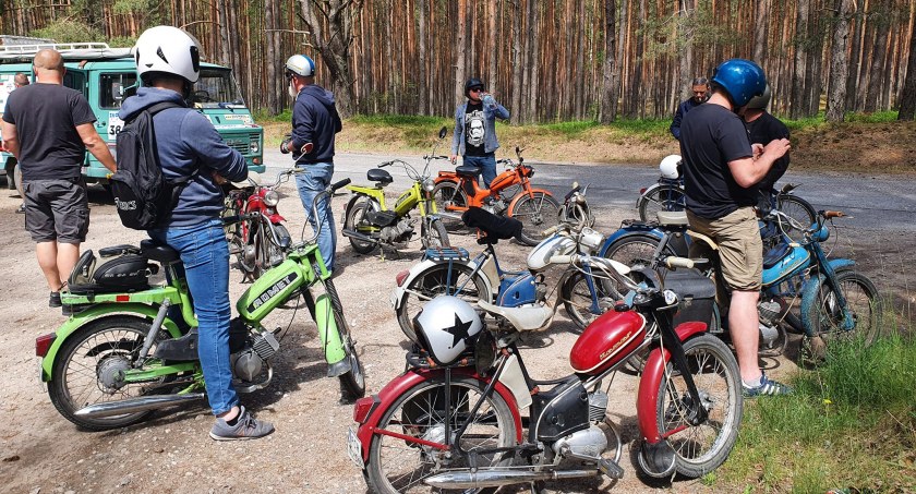 20 śmiałków na swoich niezawodnych maszynach, Komarkach. Za chwilę znów rusza w drogę