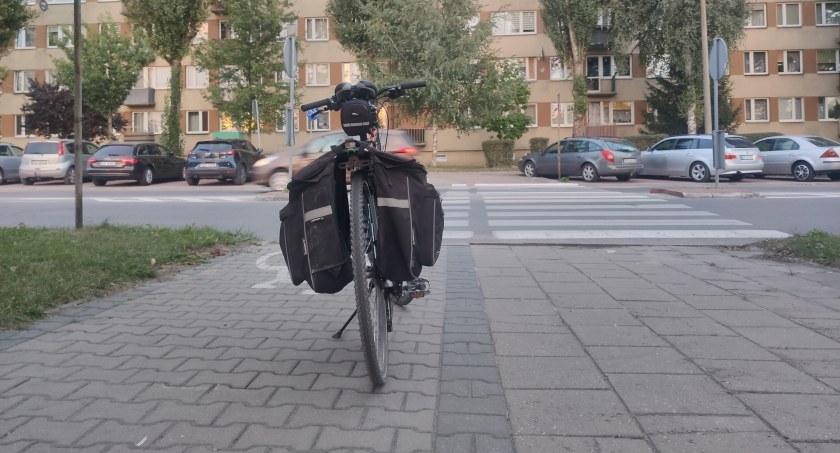 Pieszy jak najbardziej ma pierwszeństwo na przejściu. A rowerzysta na przejeździe dla jednośladów? Jak myślicie?