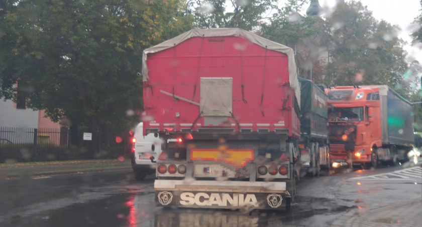 Uwaga! Na skrzyżowaniu Kościuszki i Narutowicza utrudnienia w ruchu. Prawdopodobnie uszkodzona ciężarówka 