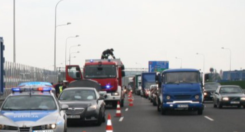 Na autostradzie zderzyły się dwa samochody. I znów: między Piotrkowem Trybunalskim a Kamieńskiem