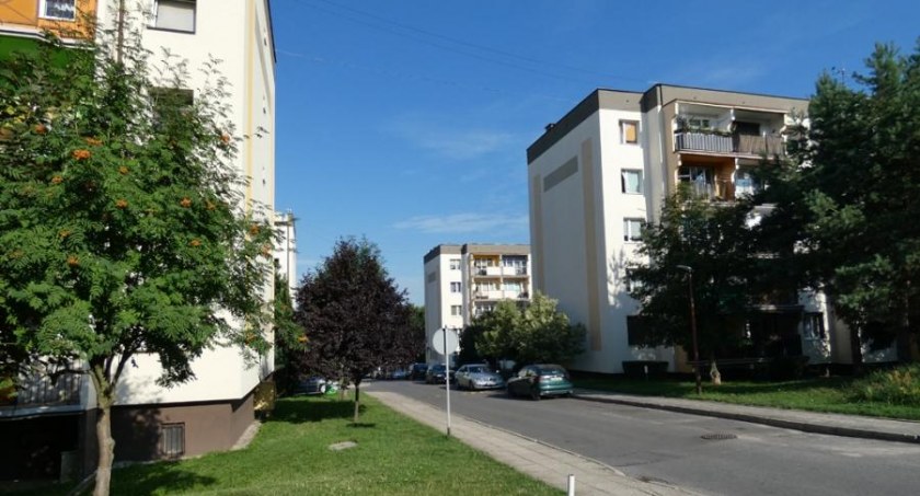 W środę rozpoczęło się poszerzanie ulicy Targowej. Do zakończenia robót obowiązuje zakaz parkowania