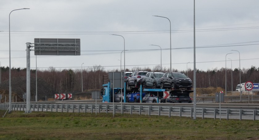 Absurdalne rozwiązania komunikacyjne przy wjeździe na A1. Potrzebny człowiek z kluczem
