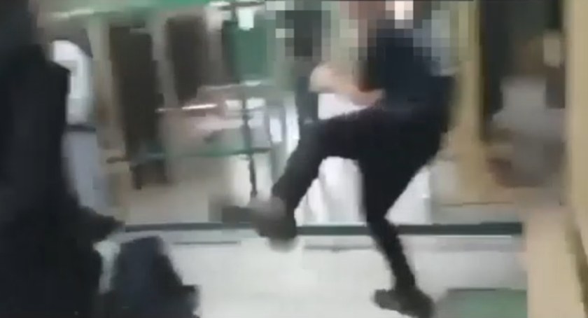 Bójka w szkole w Gomunicach. Dzieci kręcą filmik i go rozsyłają, szkoła mówi, że już jest po sprawie