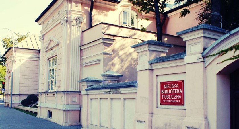 VIII Noc Bibliotek w Radomsku: spotkanie z kulturą i inspirującymi ludźmi. Koncert, rozmowy, atrakcje