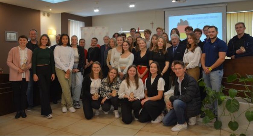 Młodzież z Dietzenbach i I Liceum Ogólnokształcącego w starostwie. Było spotkanie ze starostą
