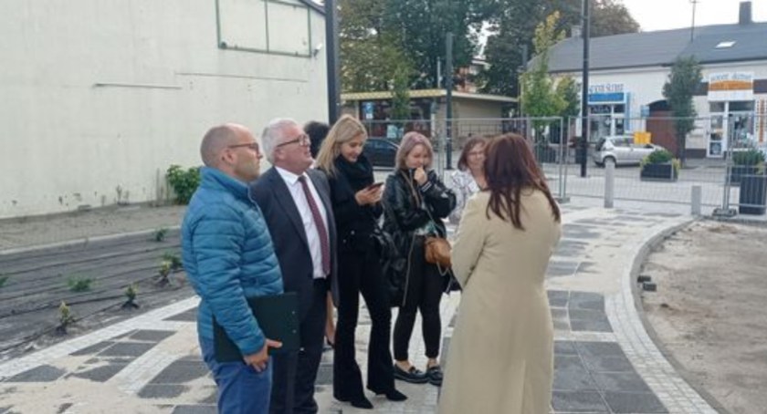 Radni z komisji wyszli w teren. Poszli na Reymonta oglądać zieleń i oświetlenie