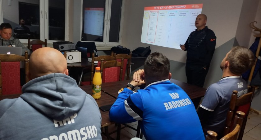 Szkoleniowcy z PZPN doradzają trenerom RAP Radomsko: optymalizacja procesu szkoleń 
