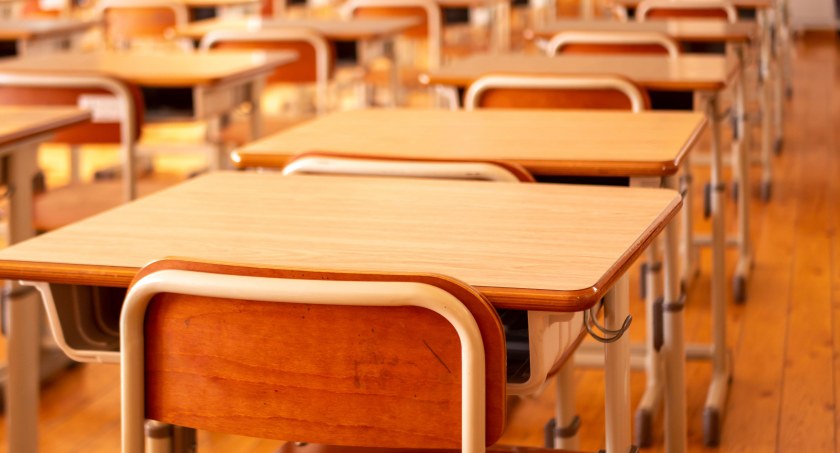 Czarnek grozi komisarzem za zimne kaloryfery. Dyrektorzy: Jakie zdalne? Nam opału na ten sezon wystarczy