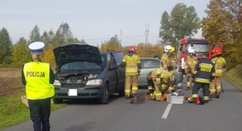 24-letni kierowca opla wjechał w tył chevroleta. Jedna osoba odwieziona do szpitala 