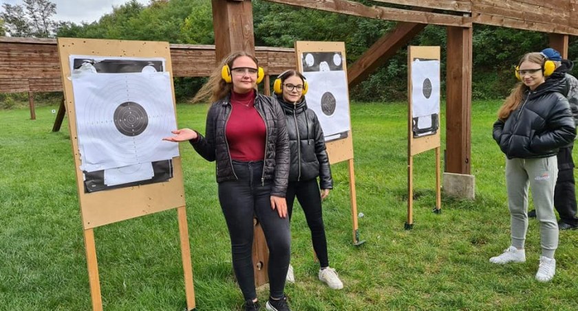 Uczniowie z Zespołu Szkół Ekonomicznych uczyli się strzelać