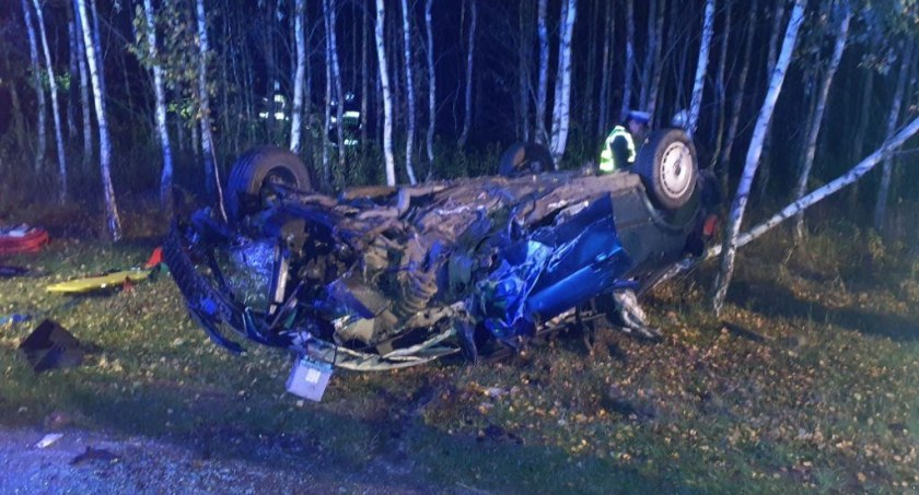 Wypadek w Krępie.Audi wypadło z drogi i uderzyło w drzewa. Za kierownicą 44-letnia kobieta 