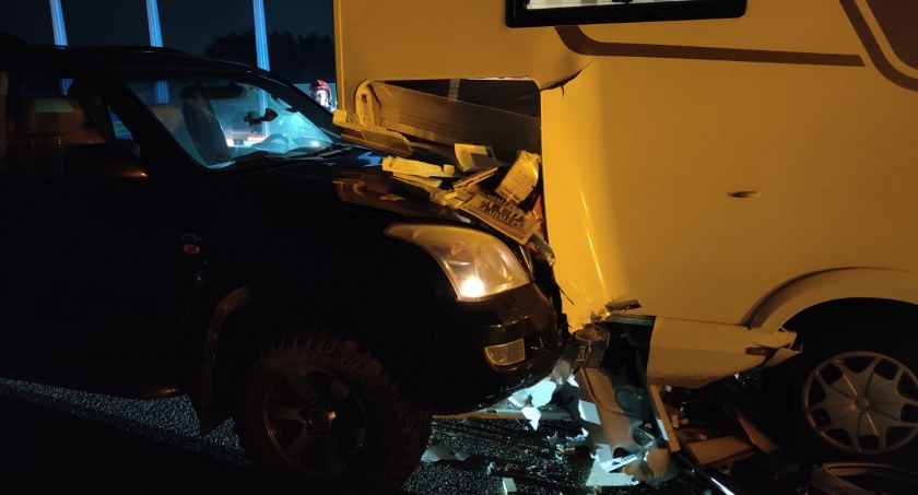 Karambol na A1 pod Kamieńskiem. Zderzyły się cztery pojazdy. Dwa ciężarowe, kamper i auto terenowe