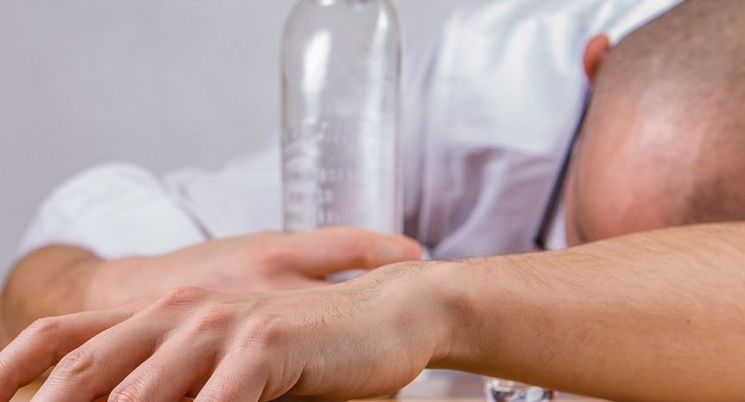 32-latek prowadził i pił. Alkohol skończył mu się w Przedborzu. Stanął przed sklepem, żeby coś kupić