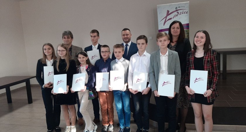 Uczniowie i uczennice gminy Ładzice otrzymali stypendium naukowe 