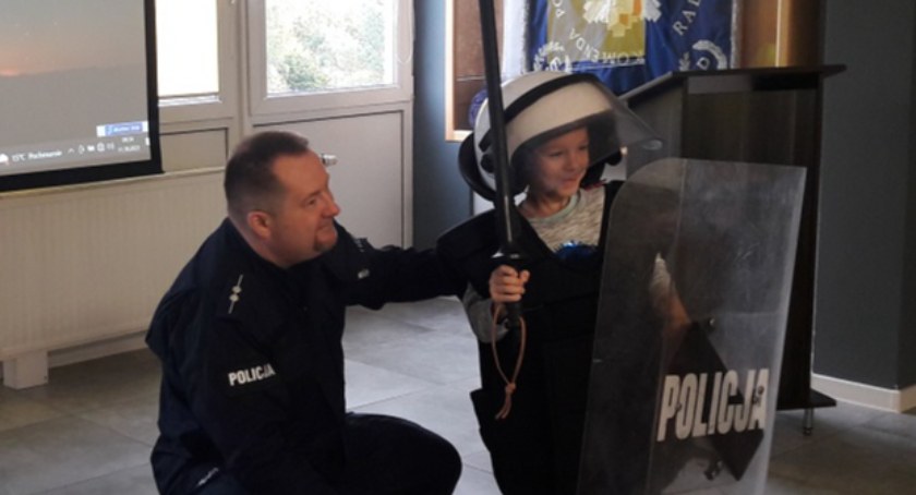 Dzieci z Publicznego Przedszkola nr 10 z wizytą w komendzie powiatowej policji