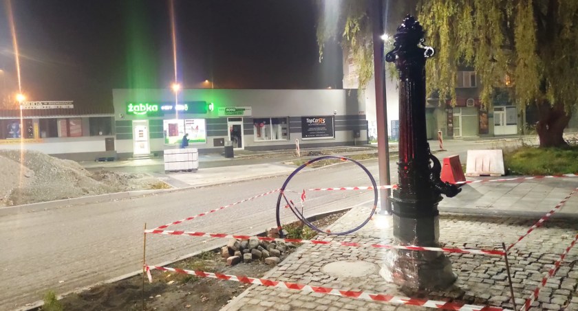 Pani Bożena: Najpierw postawili nowoczesne latarnie, a teraz stylową pompę. Ktoś myśli o tym, jak to wygląda?