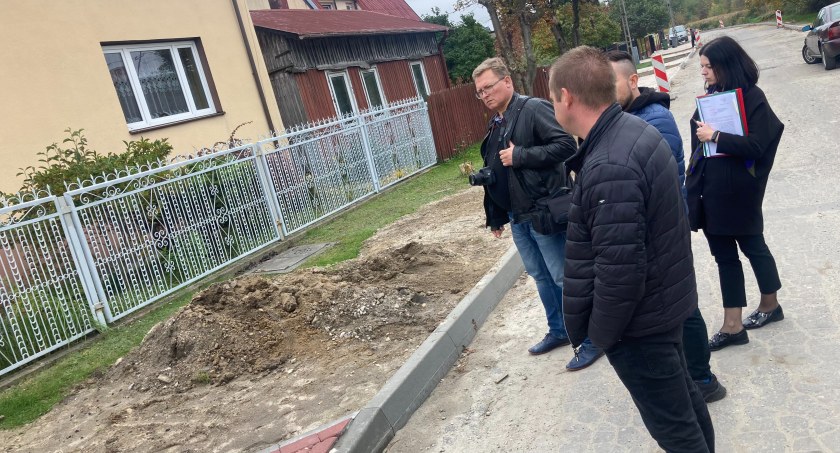 Kowalowiec grzebie w papierach. Nad Gołębią krążą czarne chmury. To remont czy przebudowa?