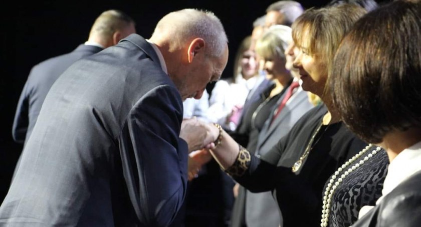 Anna Grzywacz, dyrektorka Ósemki, odznaczona za szczególne zasługi dla rozwoju edukacji i wychowania