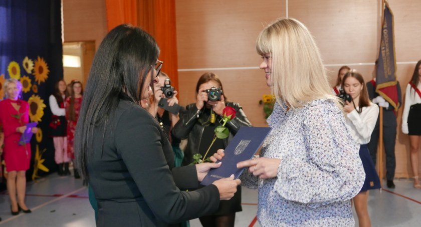 [ZDJECIA] Powiatowy Dzień Edukacji Narodowej w II LO. Były podziękowania, życzenia i nagrody dla nauczycieli